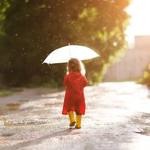 Mädchen mit Regenschirm